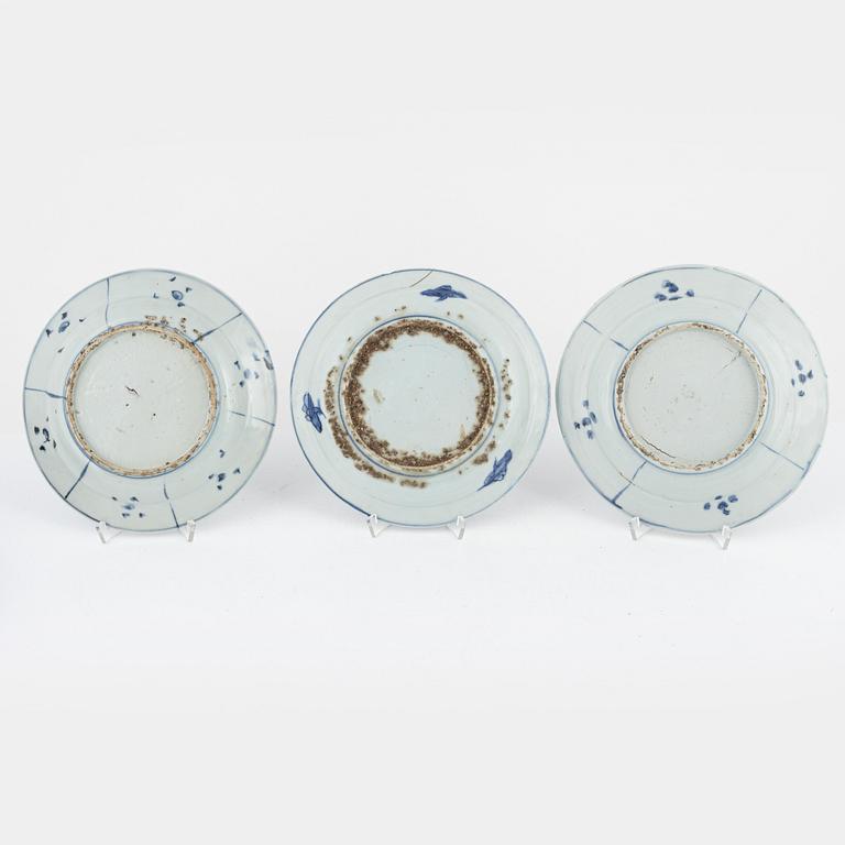 Six blue and white porcelain plate and two small bowl, Ming dynasty, Wanli (1572-1620).