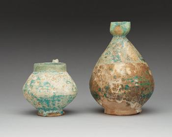 KANNA och MUGG. Höjd 23,5 respektive 13,5 cm. Iran 1100-1200-tal. Kannan från Seljuk-perioden, muggen från Keshan.