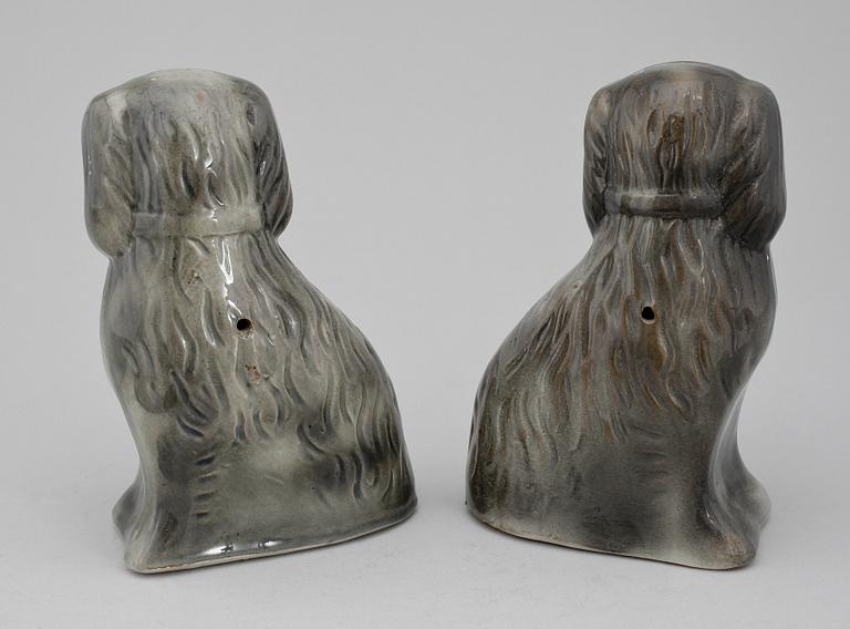 FIGURINER, två par, flintgods. Staffordshiretyp, England, 1900-talets första hälft.