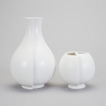 WILHELM KÅGE, vaser, 2 st "Surrea", vit cararragods, Gustavsberg.