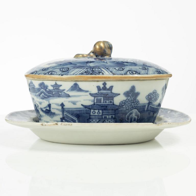 Smörterrin med lock och fat, Kina, Qing dynastin, Qianlong (1736-95).