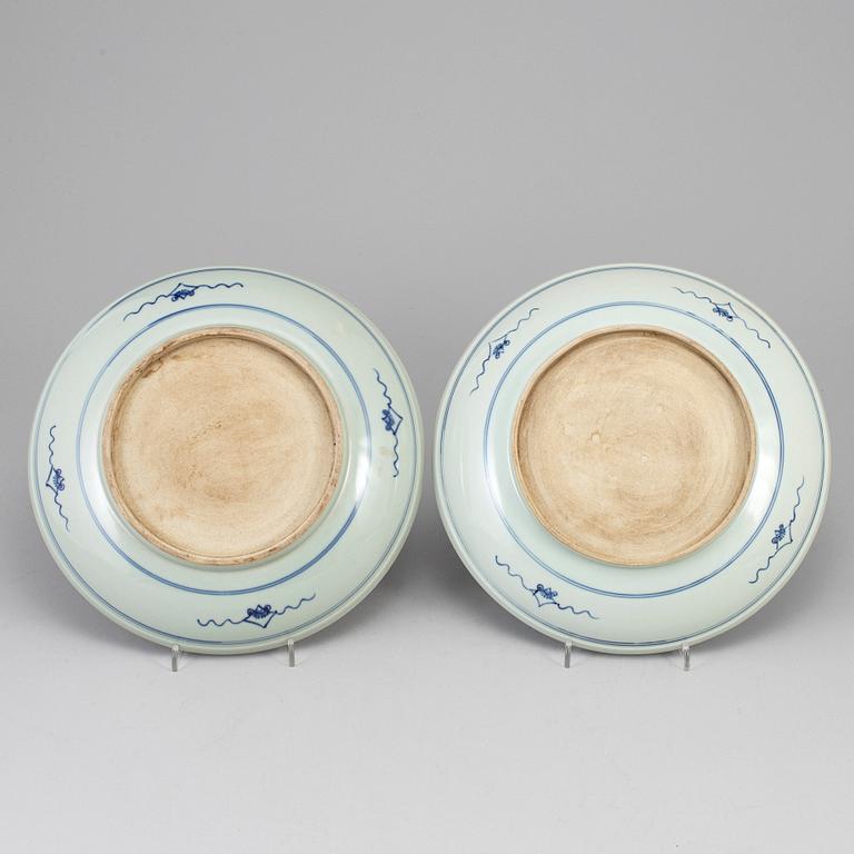 A pair of Chinese blue and white dishes, 20th century.