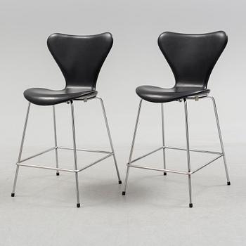 ARNE JACOBSEN, a pair of "Sjuan 3187" leather barstools, Fritz Hansen.