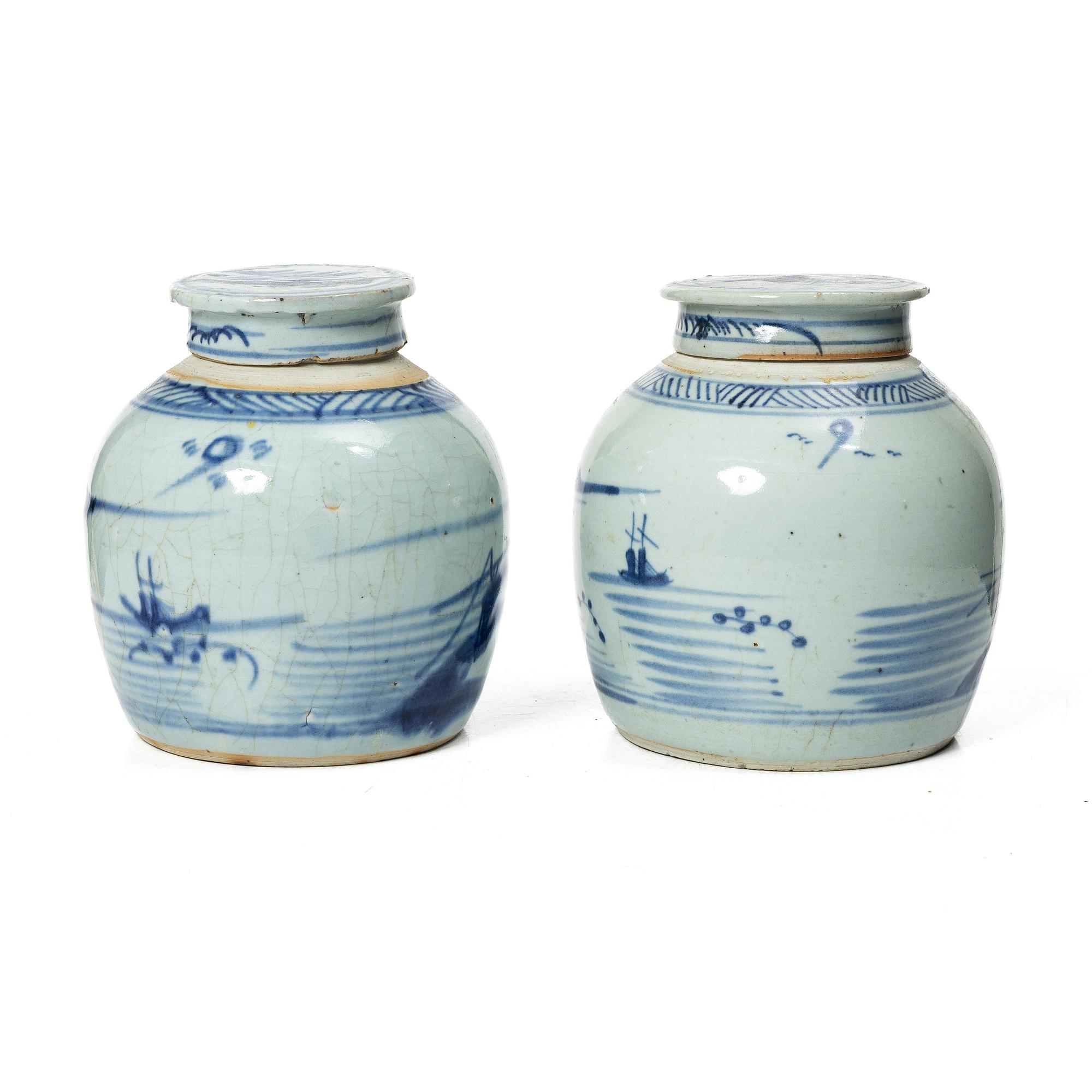 Two Chinese blue and white porcelain jars with cover, late Qing dynasty, 19th century.
