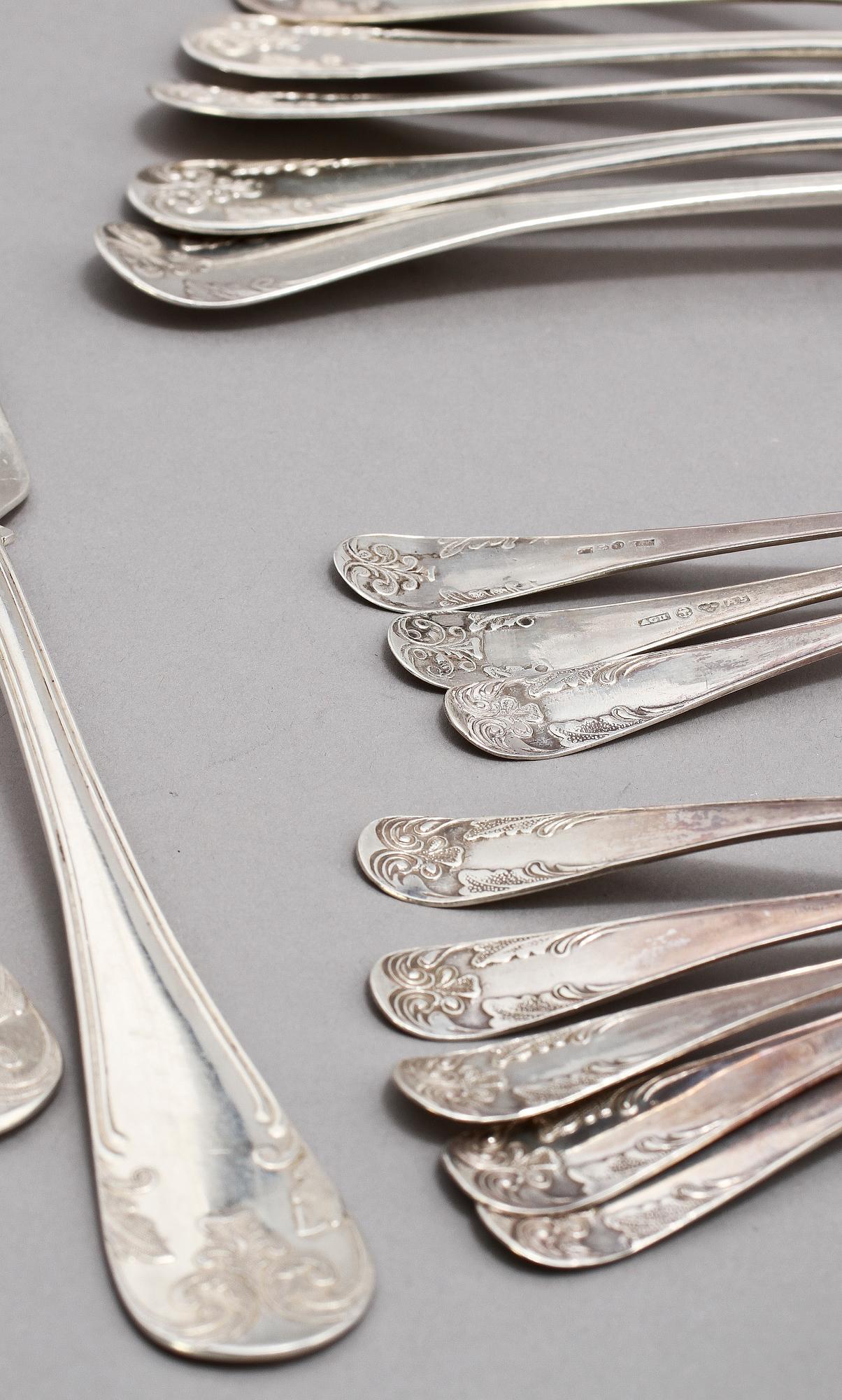 BESTICKSERVISDELAR, 37 st, silver, "Fransk lilja", 1800- samt 1900-tal. Vikt 1400 gram.
