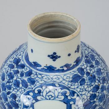 A blue and white vase, Qing dynasty, Kangxi (1662-1722).