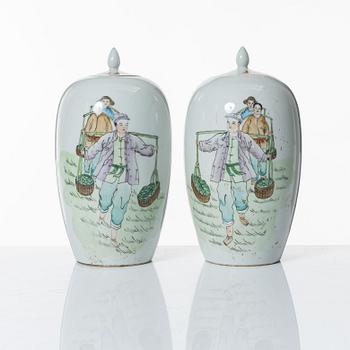 A pair of Chinese porcelain urns with covers, second part of the 20th century.