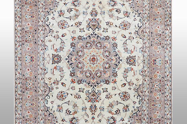 A carpet, Kashan, ca 295 x 195 cm.