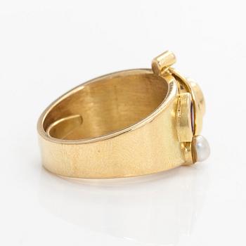 Ring, briljantslipad diamant, fasettslipade rubiner, opaler, pärla, 18K guld.