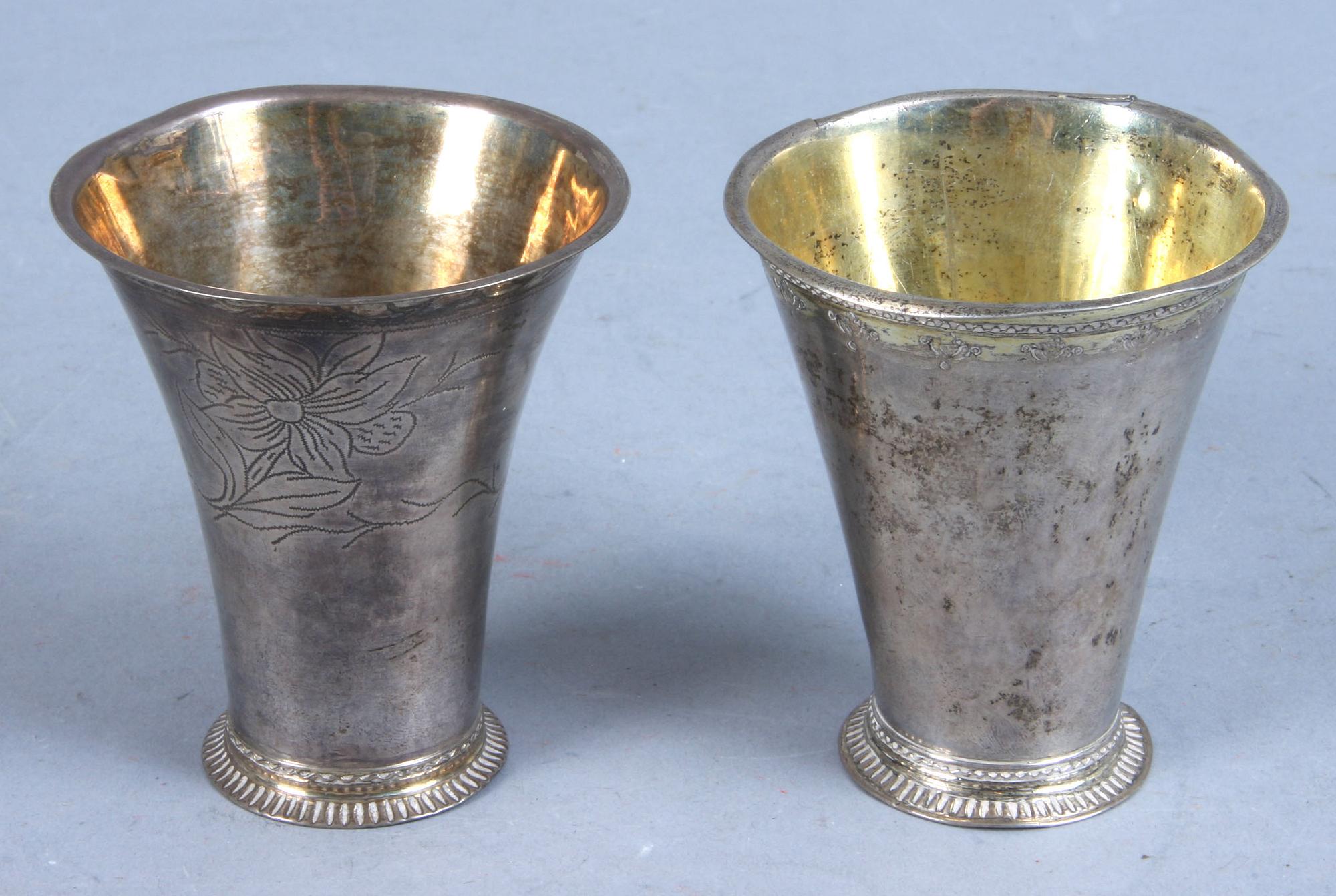 BÄGARE, 2 st, silver, Erik Magnus Lundberg, 1783 samt Thomas Thomasson Beckman d y, Örebro, 1700-talets mitt. Tot vikt 120 g.