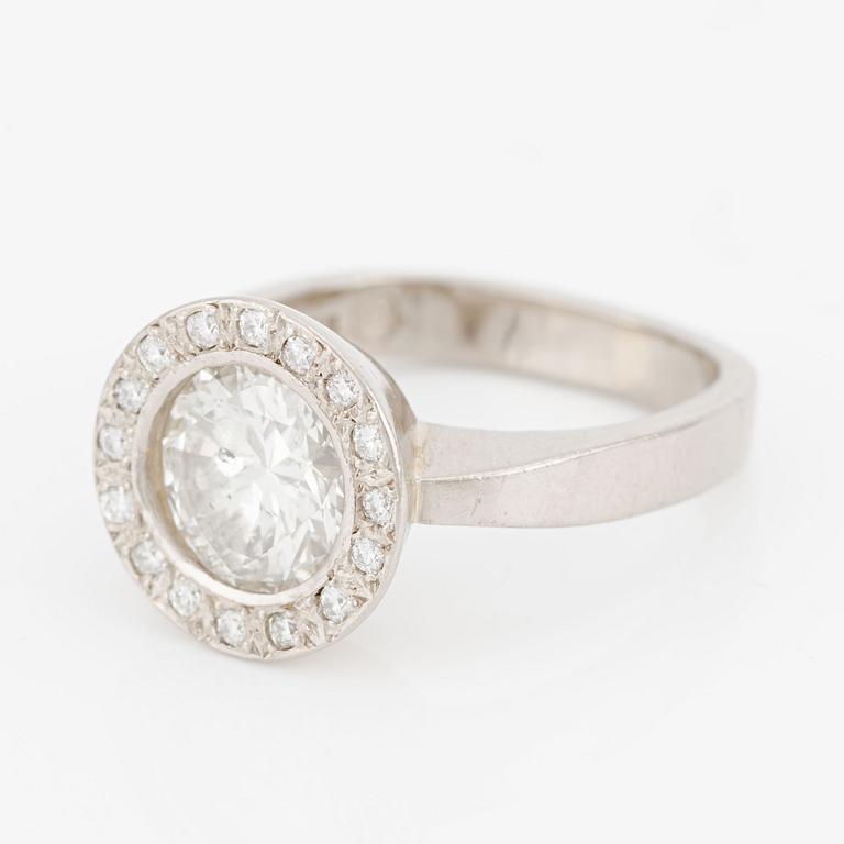 Ring in 18K white gold with an old-cut diamond approximately 2.75 ct ca H/I i.