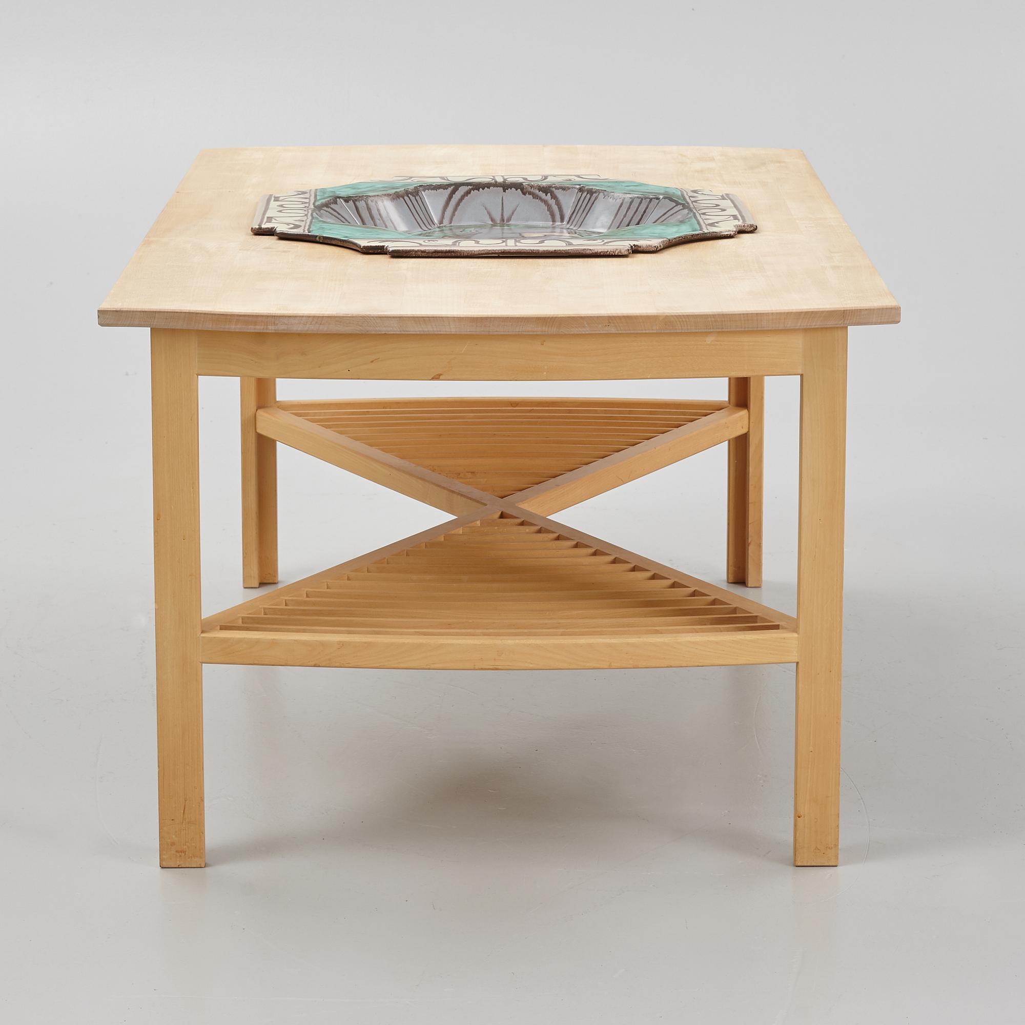 Soffbord, 2000-tal, med fat av Allan Ebeling, Upsala-Ekeby.