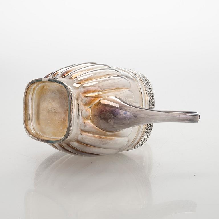 Kahvikannu, hopeaa, biedermeier-tyyli, Kultakeskus Oy, Hämeenlinna, 1966.