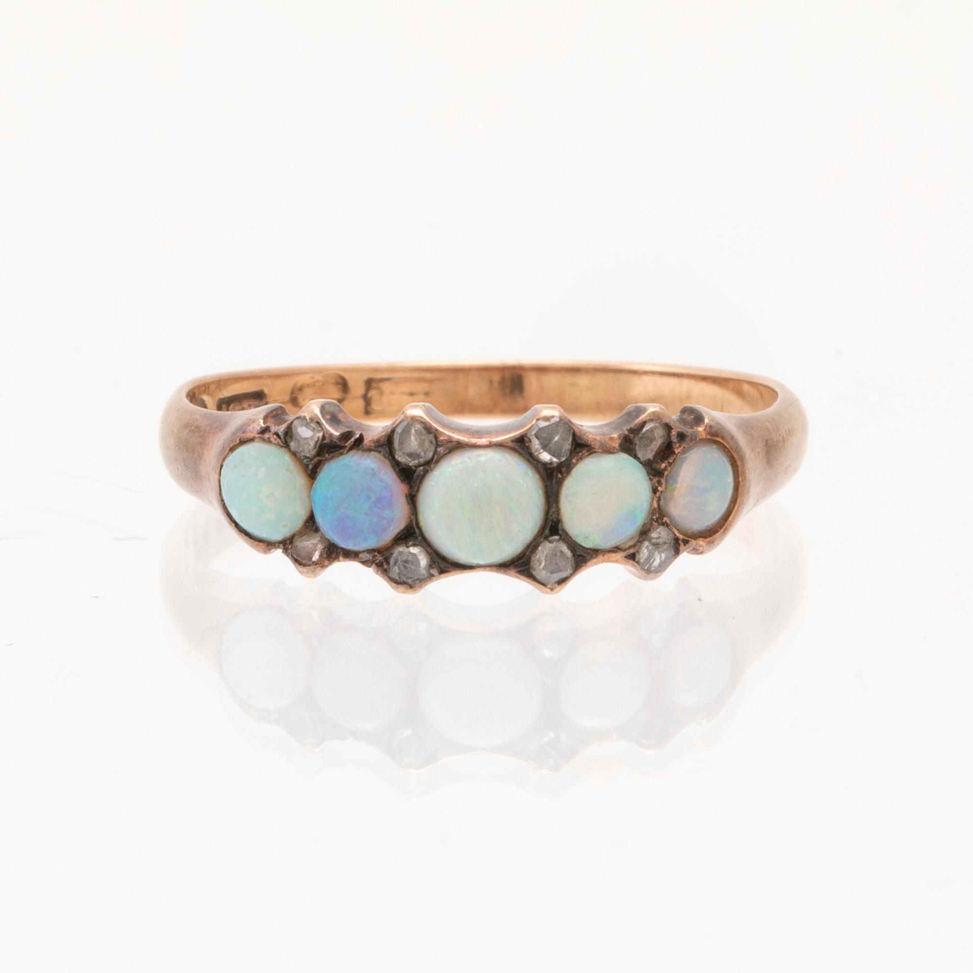 Ring 18K guld med opaler och rosenslipade diamanter, Stockholm 1899.
