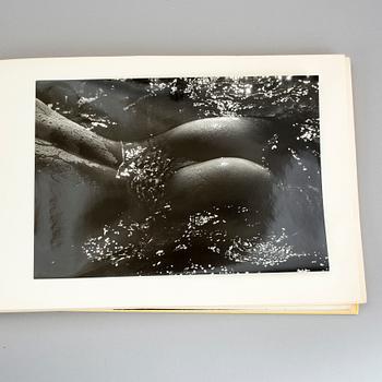 LUCIEN CLERGUE, album med 11 gelatinsilverfotografier, vintage. Numrerad 192, upplaga 250.