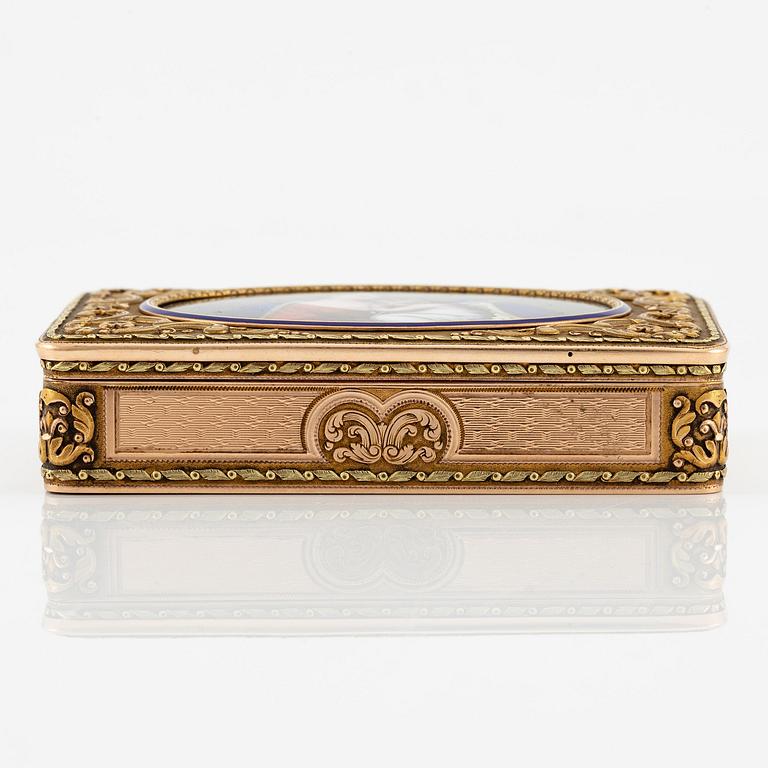 An early 19th century 14K gold box 'en deux couleurs' and enamel miniature, unmarked, possibly Switzerland.