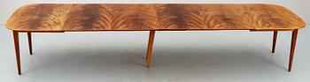A Josef Frank mahogany dinner table by Svenskt Tenn, model 947.
