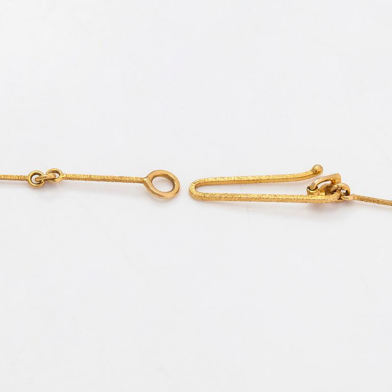 Björn Weckström, A 14K gold necklace "Pearl bridge" with a cultured pearl and a spectrolite. Lapponia 1977.