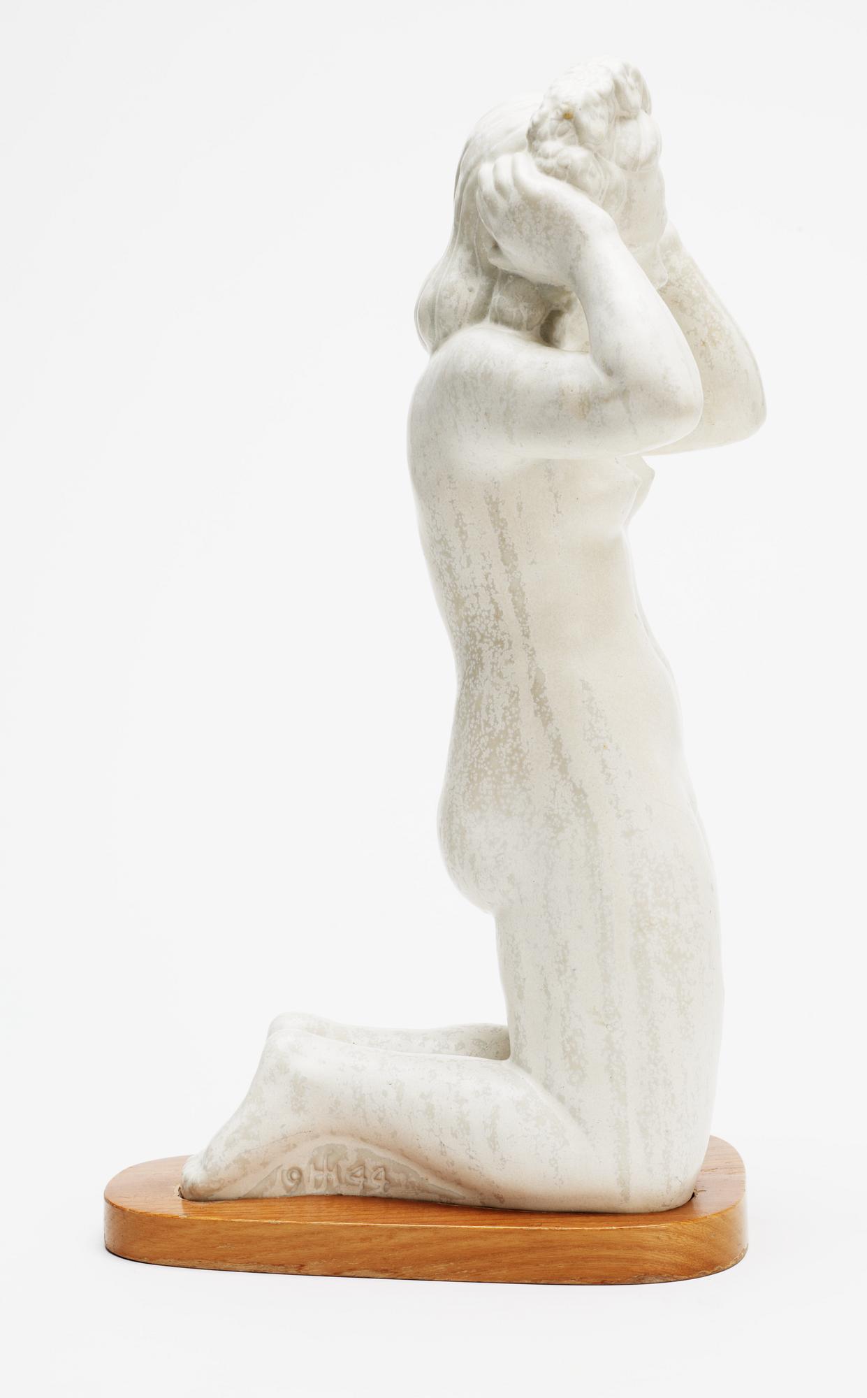 A Harald Salomon stoneware sculpture of a female in the nude, Rörstrand 1944.