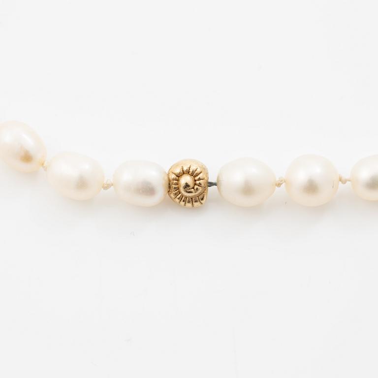 Cultured pearl necklace, with a shell-shaped clasp in 18K gold.