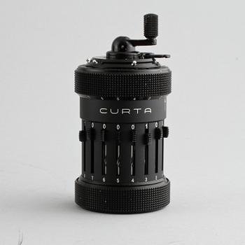 KALKYLATOR, "Curta, Type I", utvecklad av Curt Herzstark, tillverkad av Contina AG Mauren, 1956.