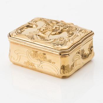 An antique German gold repoussé snuffbox with interior gouache miniature, retailed by Jahn & Bolin, St Petersburg c.1840.