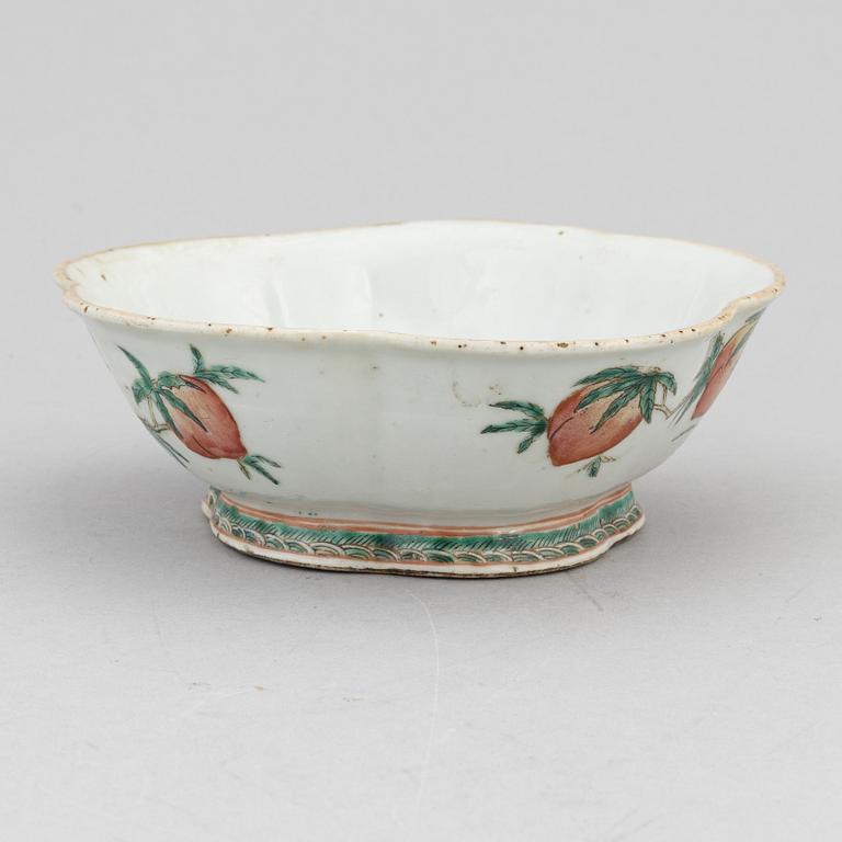 A Chinese porcelain 'peach bowl', late Qing dynasty, around the year 1900.