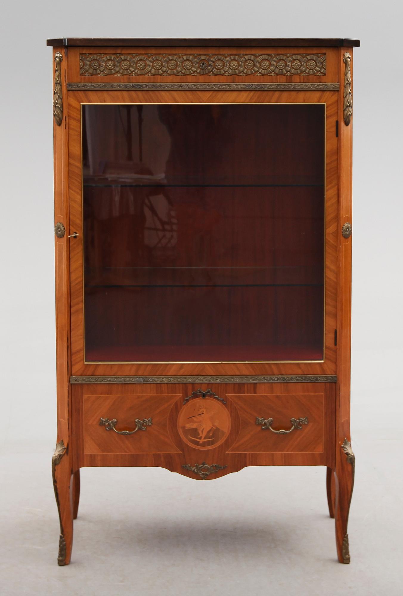 VITRINSKÅP, gustaviansk stil, 1900-talets mitt.