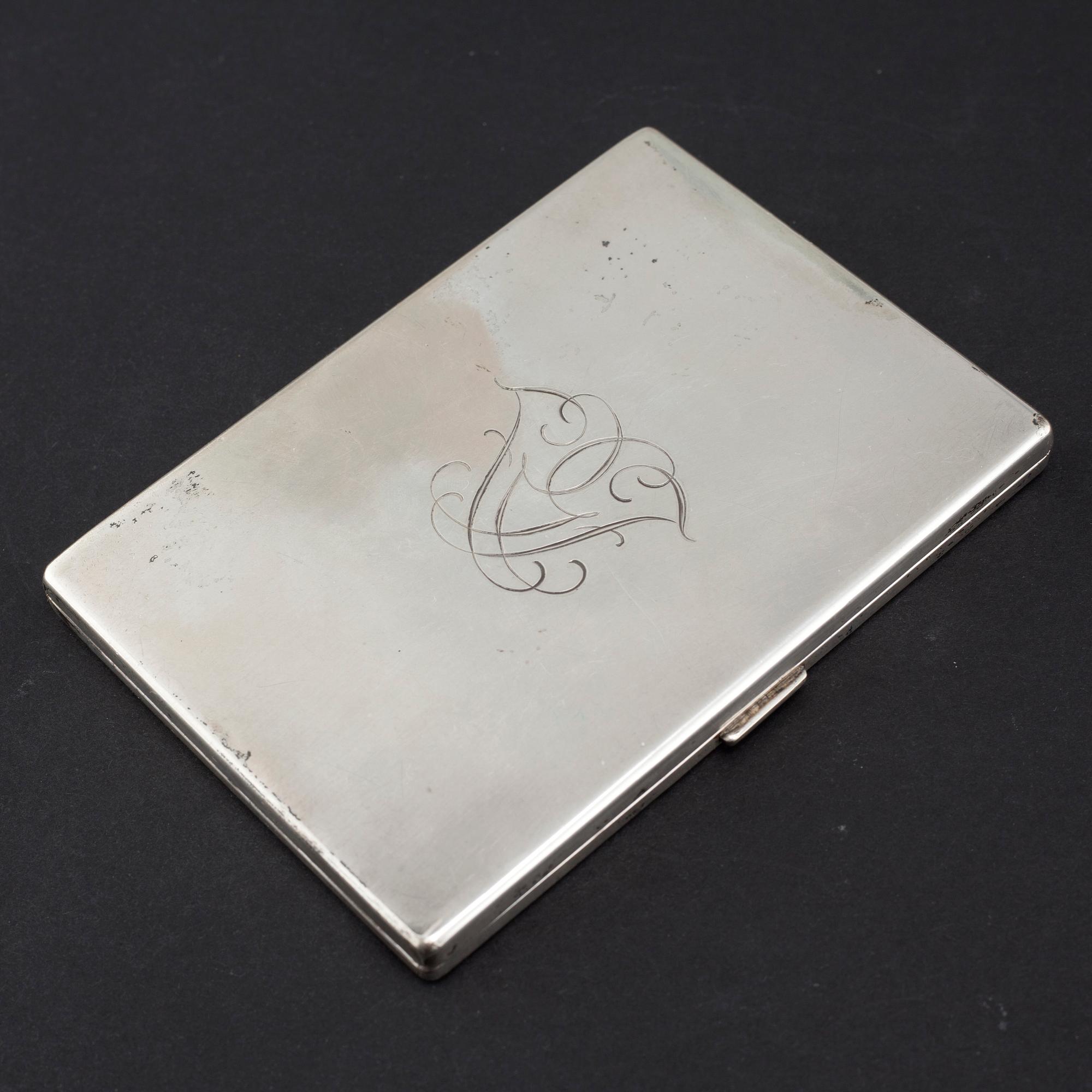 A cigarette case and a small box in silver, first half of the 20th century. Total weight 155 g.