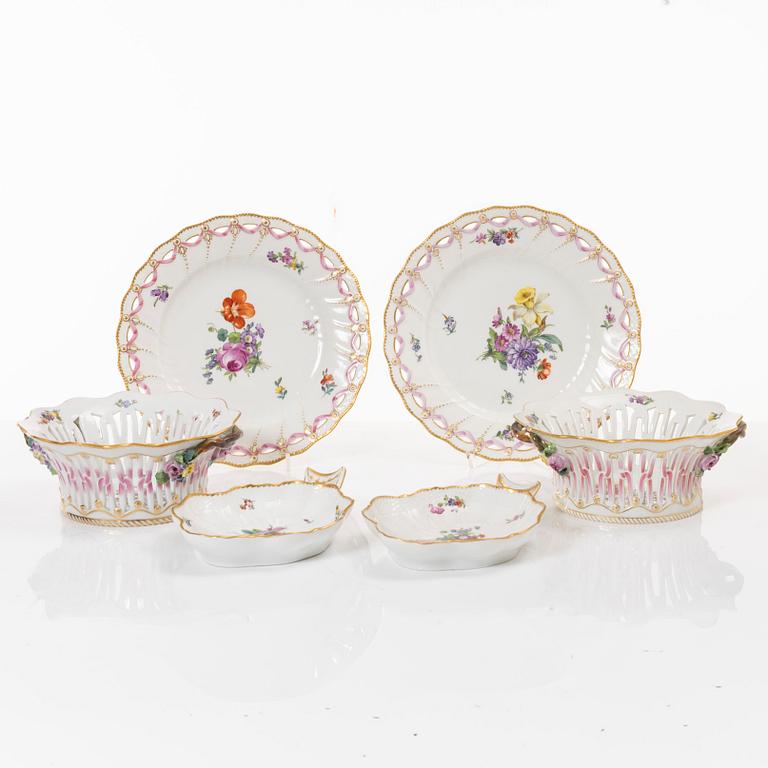 Royal Copenhagen, A pair of lattice bowls with stands and a pair of leaf-shaped dishes, 'Saxon Flower', Denmark, 1923-34.