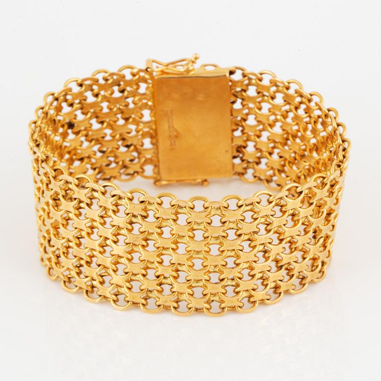 18K gold bracelet.