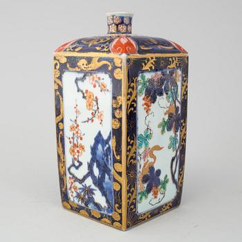 A japanese imari bottle, Meiji period (1868-1912).