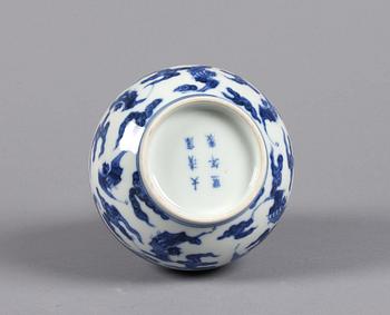 VAS, porslin. Kina, sen Qing. 1900-tal.