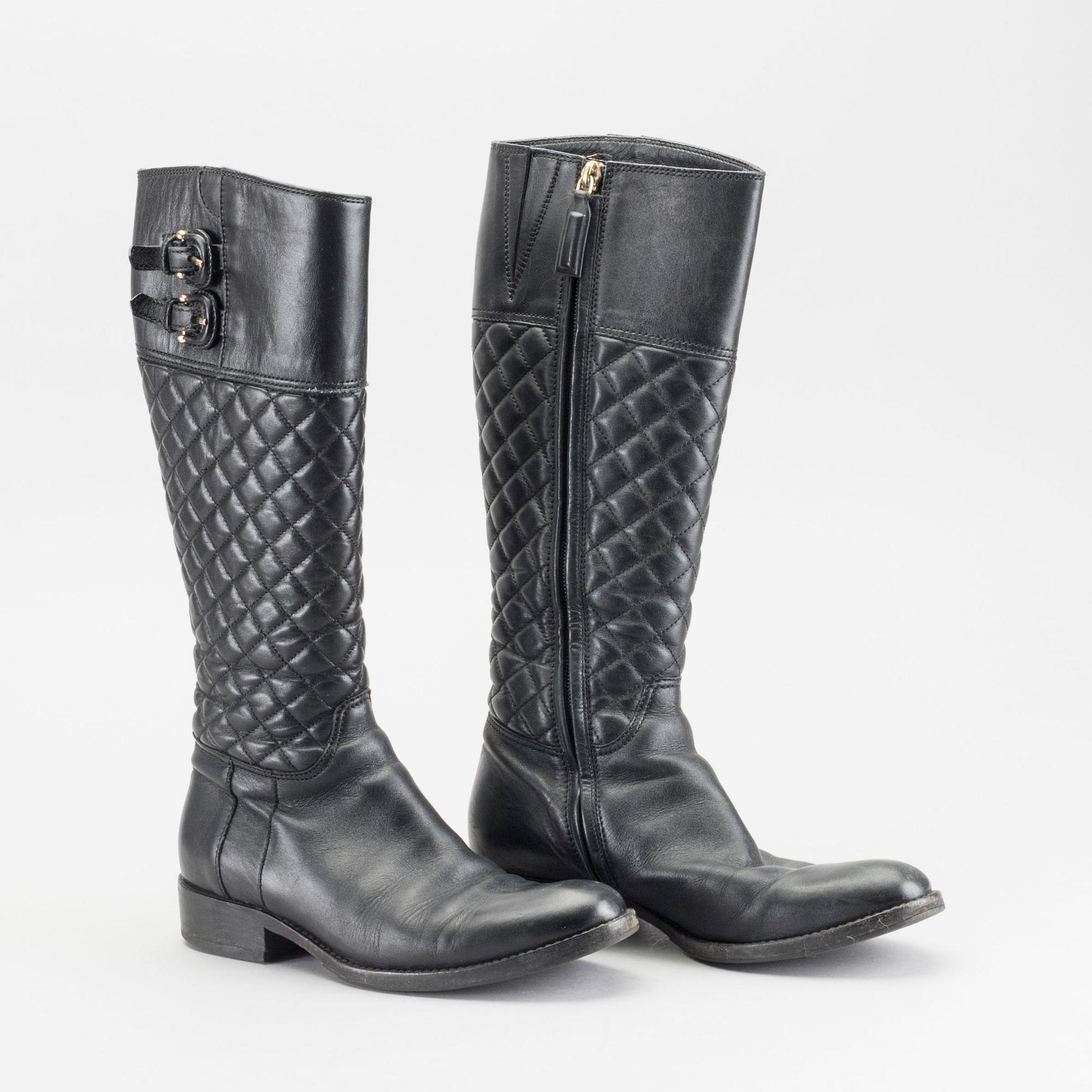 A PAIR OF Sz 36,5 BURBERRY BOOTS.
