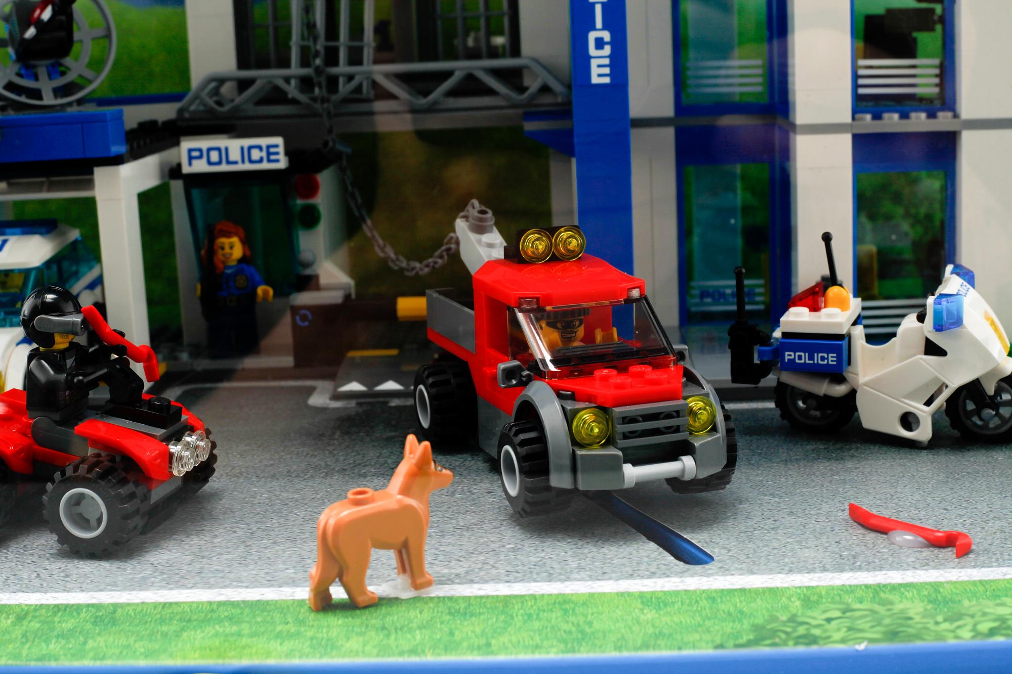 A 2014 Lego showcase of the Lego City #60043 and #60047.