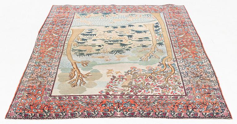 An antique/semi-antique pictoral Kashan rug, ca 215 x 140-144 cm.