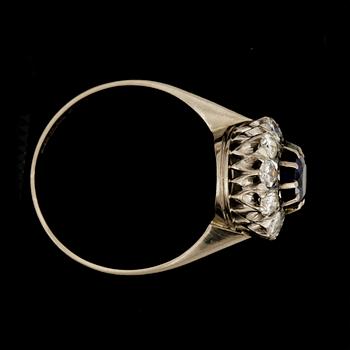 RING, 18k vitguld med safir och briljantslipade diamanter tot ca0,70ct. Stockholm, 1966. Vikt ca5g.