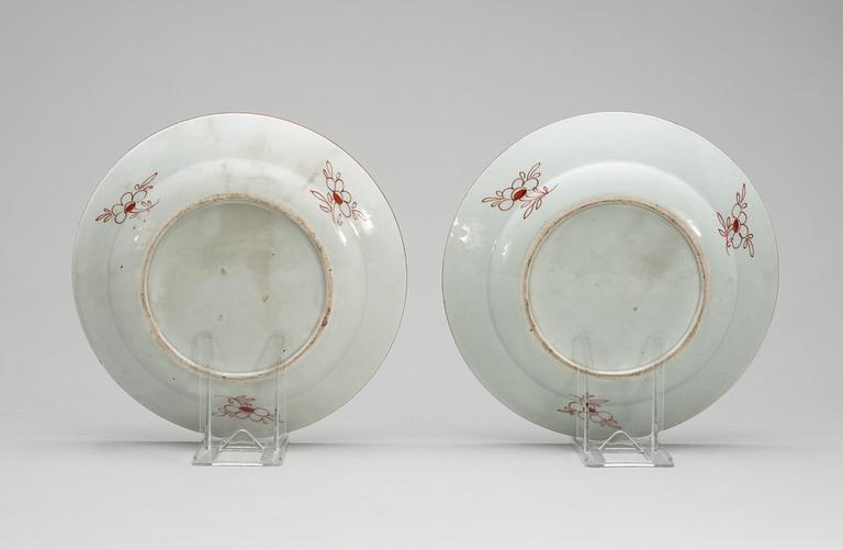 A pair of famille rose dinner plates, Qing dynasty (Qianlong 1736-95).