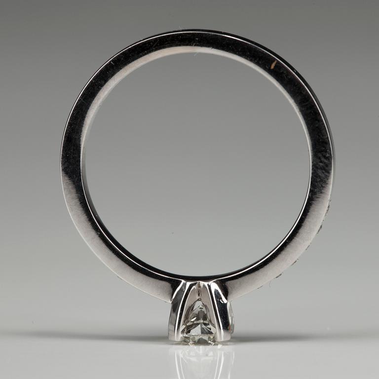 RING, vitguld 14K, med briljantslipade diamanter. Mittstenen 0,40 ct, sidostenarna tot. 0,14 ct. Vikt 3,3 g. Intyg.