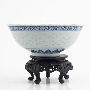 A Chinese blue and white porcelain bowl, late Qing dynasty/around 1900.