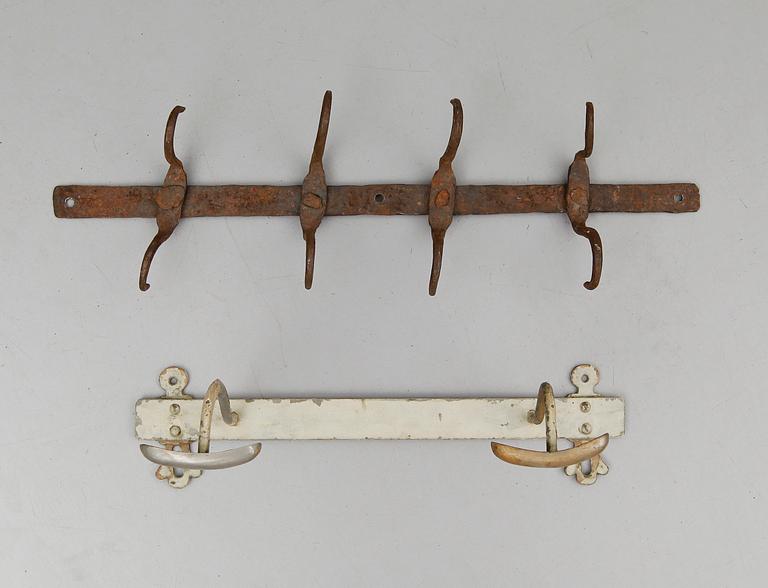 KLÄDHÄNGARE, 2 st, smide, 1700-/1800-tal.