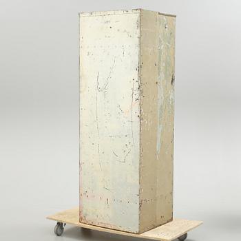 INDUSTRISKÅP / KLÄDSKÅP, 1900-talets mitt.