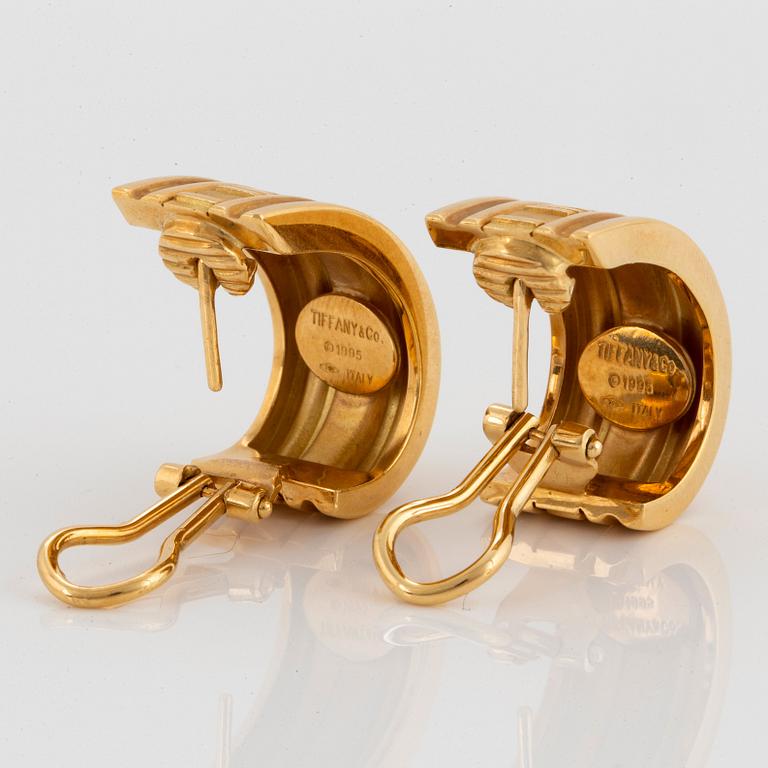 A pair of Tiffany "Atlas" earrings in 18K gold.