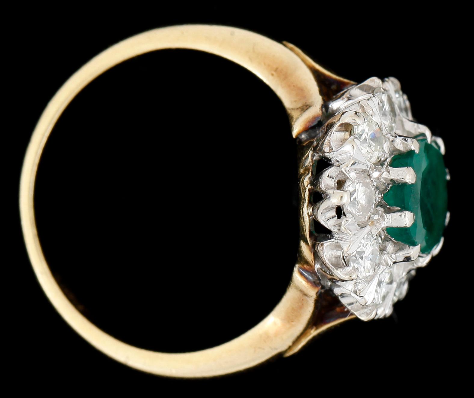 RING, 18 k tvåfärgat guld, smaragd och briljantslipade diamanter tot ca 0.80 ct. Vikt ca 5 g.