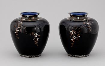 URNOR, ett par, cloisonné emalj, Japan Meiji, 1800/1900-tal.