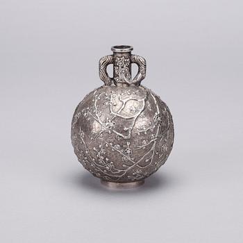 VAS, silver, Wang Hing Co, Hongkong, Kina sekelskiftet 1800/1900. Vikt ca 390,7 g.