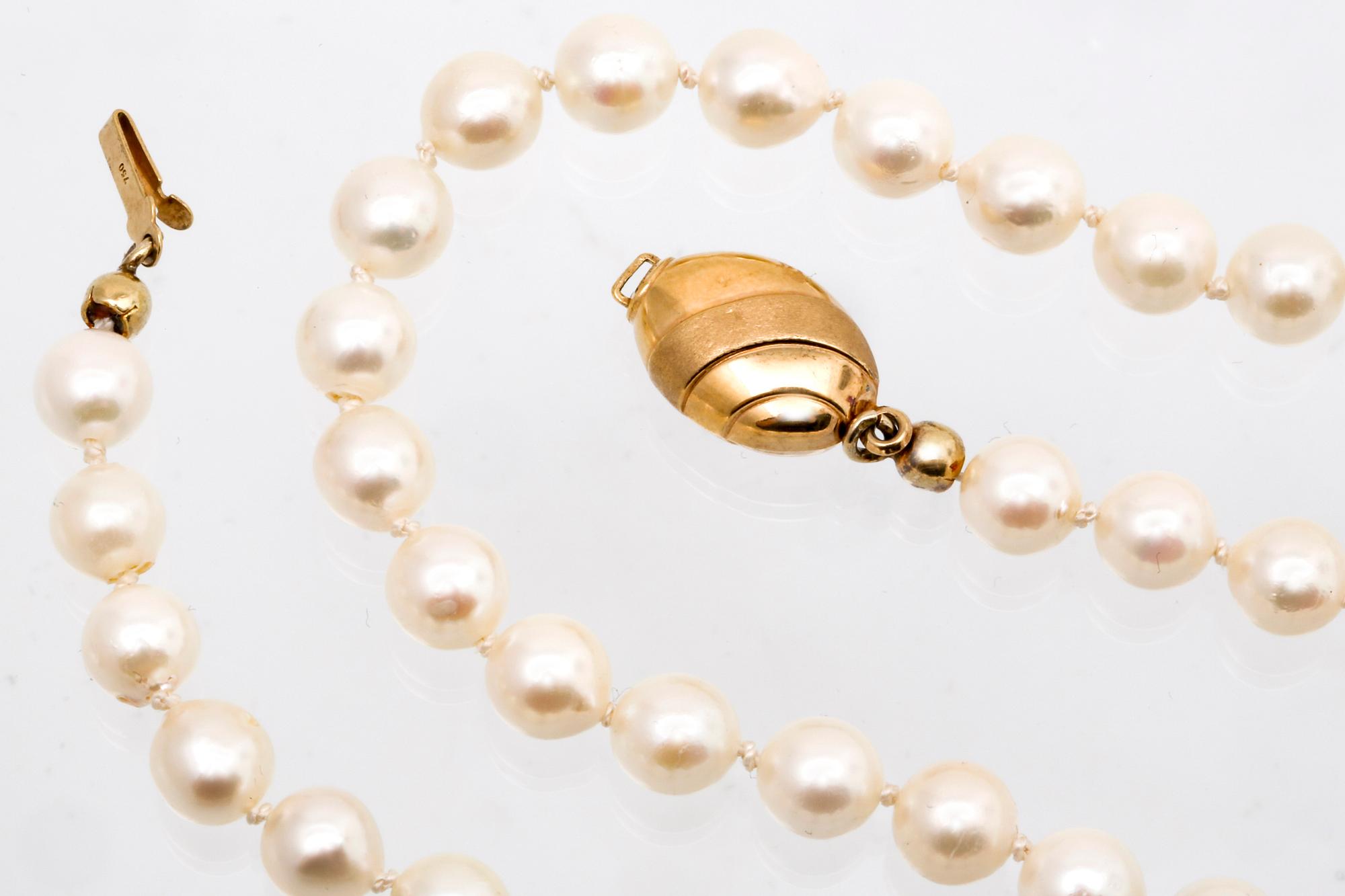 Pärlhalsband, odlade pärlor ca 6 mm, lås 18K guld, längd ca 50 cm.