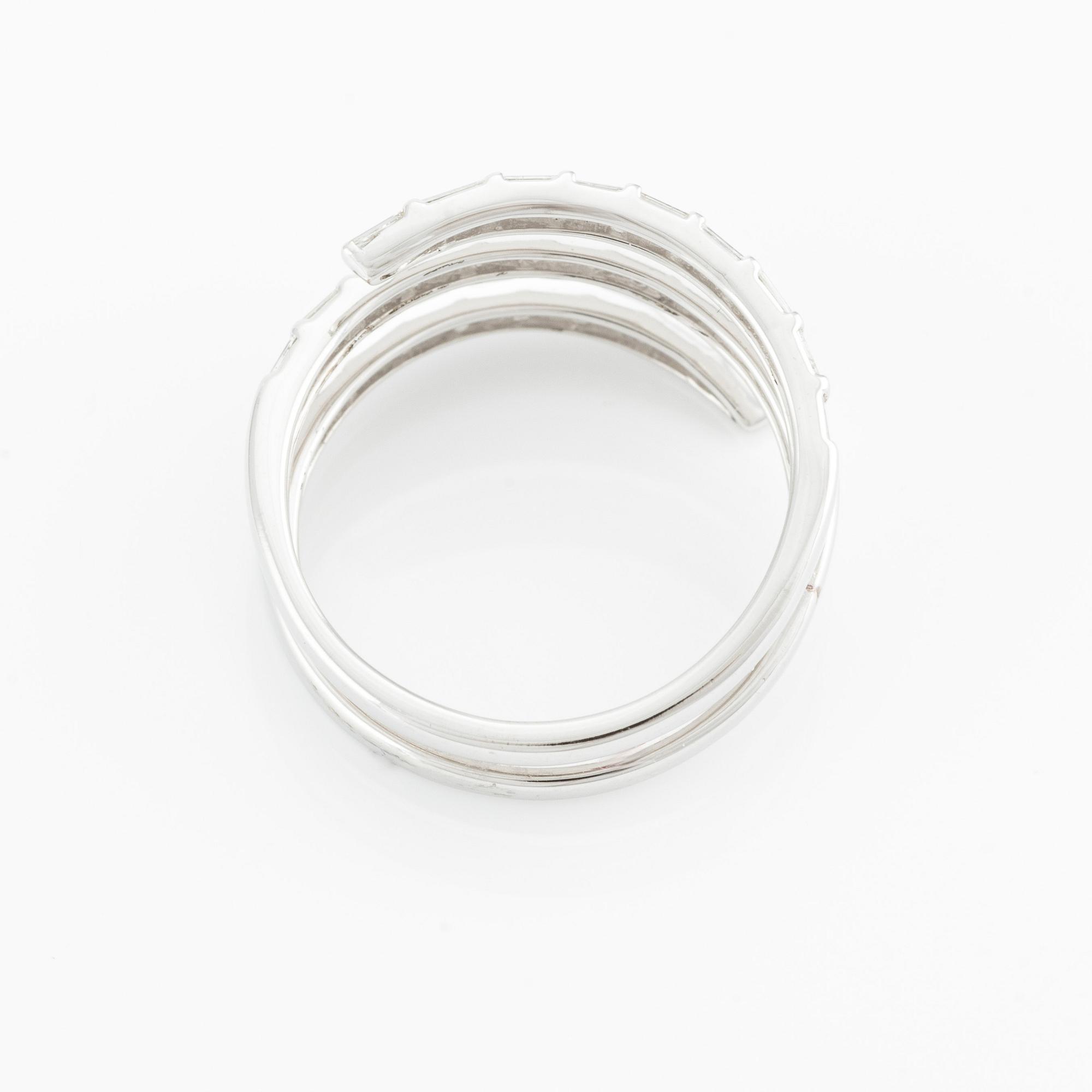 Ring med baguetteslipade diamanter.