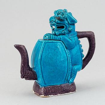 A Chinese Cadogan tea pot, 20th Century.