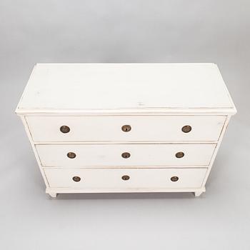 An early 19th-century chest of drawers.